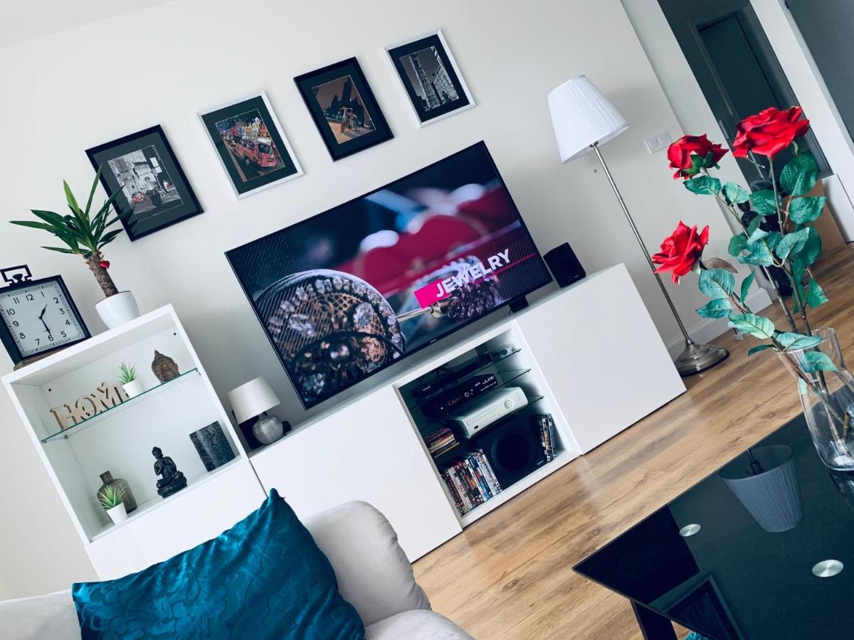 E1 Luxury Oldtown Apt - 2X Parking, Foodstore, Pcscreen, Netflix, Unlimited Music, Crib, Babychair, Fastwifi, Aircon Košice Exteriér fotografie