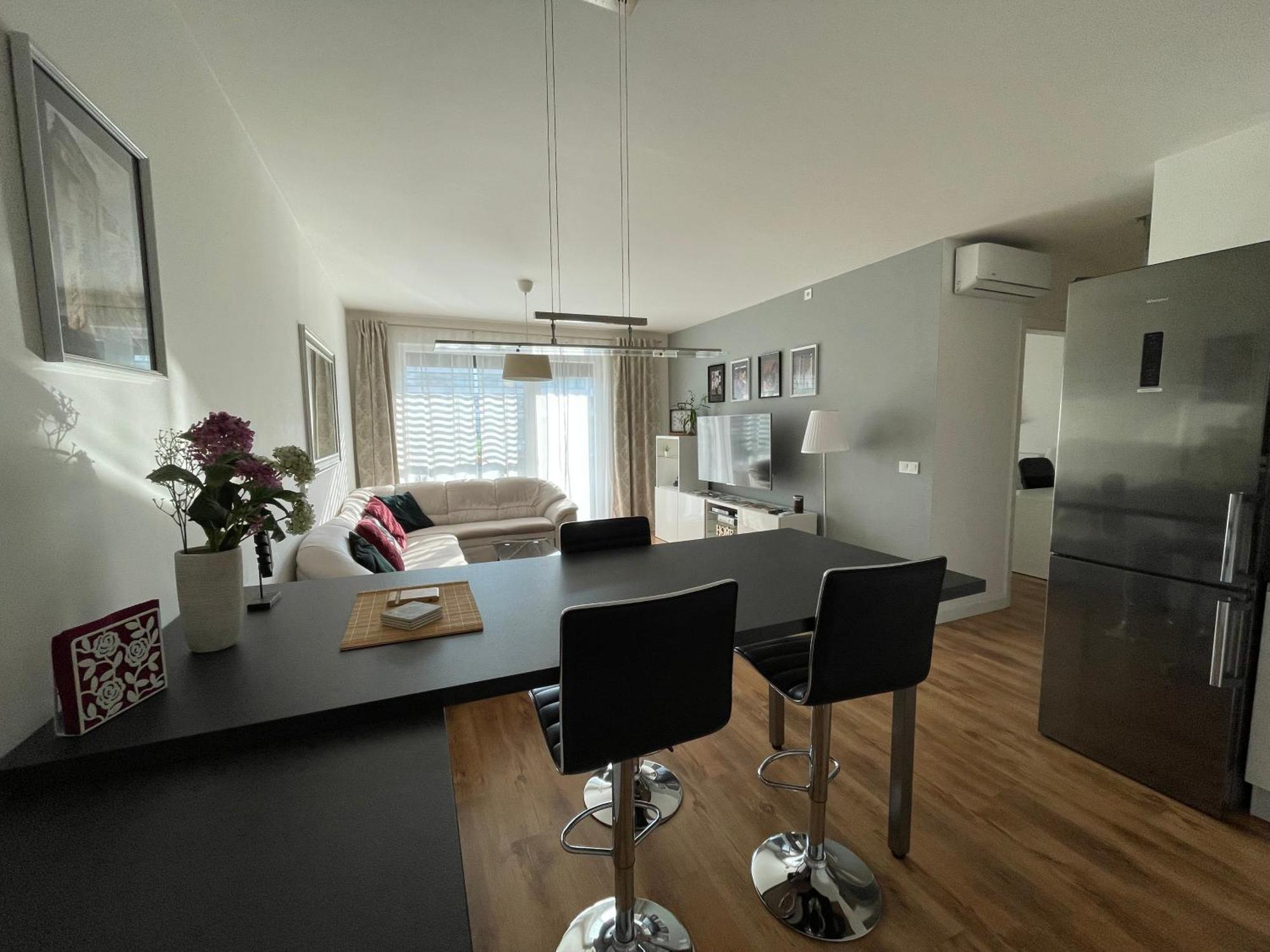 E1 Luxury Oldtown Apt - 2X Parking, Foodstore, Pcscreen, Netflix, Unlimited Music, Crib, Babychair, Fastwifi, Aircon Košice Exteriér fotografie