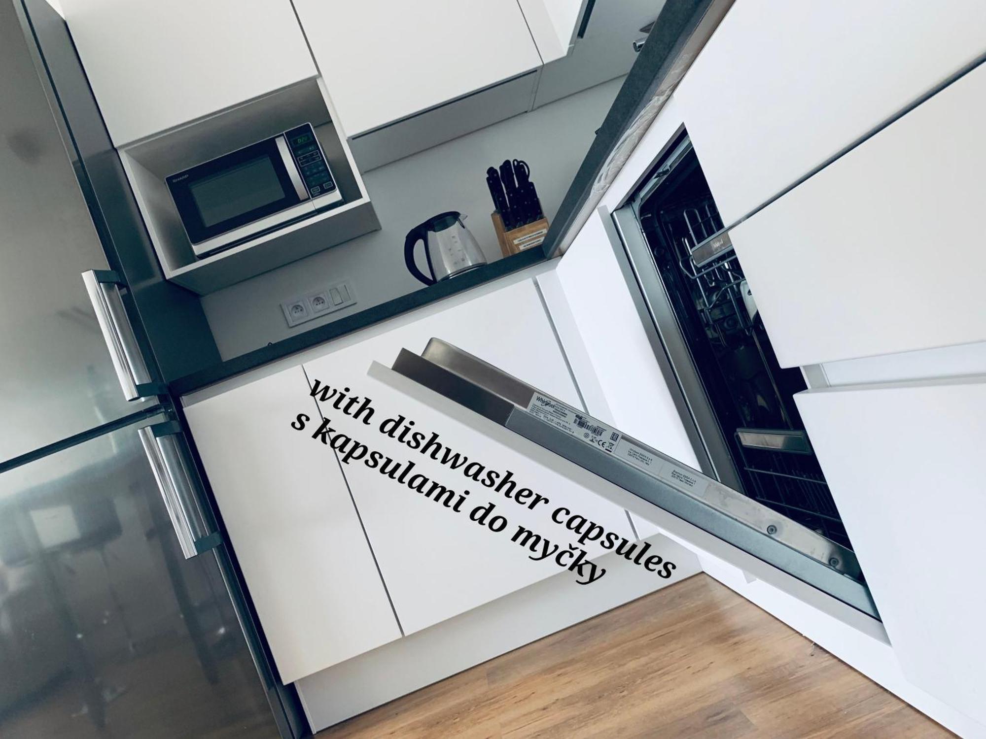 E1 Luxury Oldtown Apt - 2X Parking, Foodstore, Pcscreen, Netflix, Unlimited Music, Crib, Babychair, Fastwifi, Aircon Košice Exteriér fotografie
