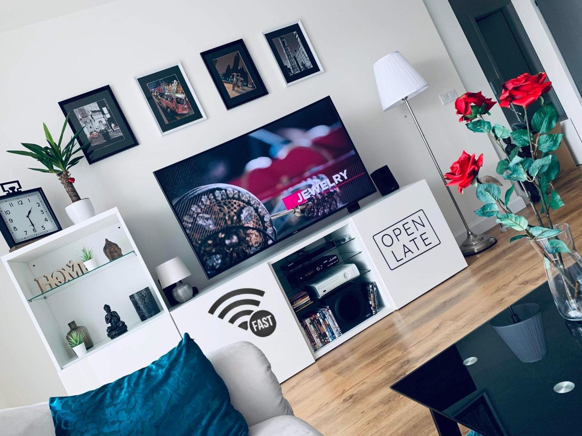 E1 Luxury Oldtown Apt - 2X Parking, Foodstore, Pcscreen, Netflix, Unlimited Music, Crib, Babychair, Fastwifi, Aircon Košice Exteriér fotografie